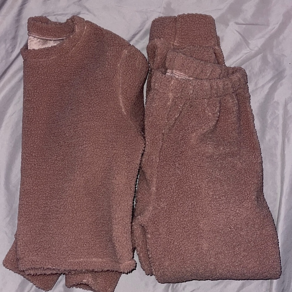 Medium Mauve Sharpa long sleeve and
Jogger set